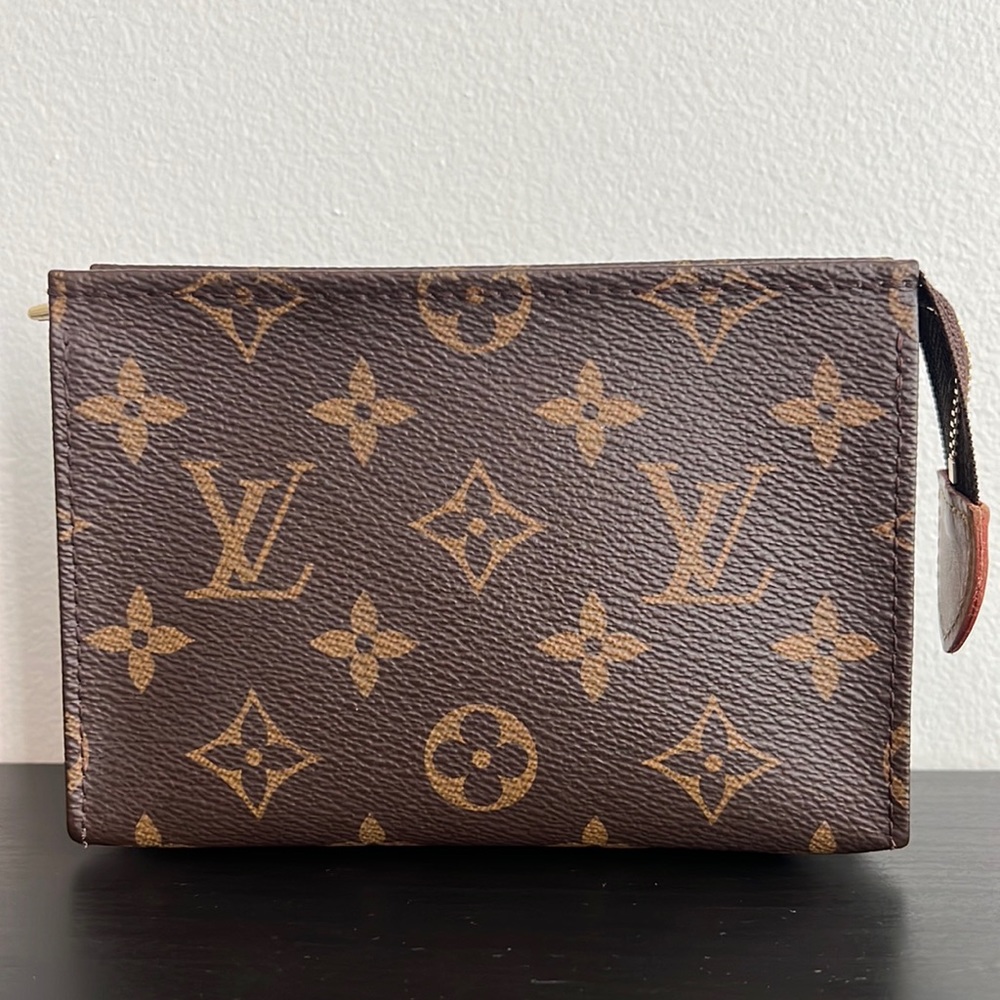 LOUIS VUITTON TOILETRY 15